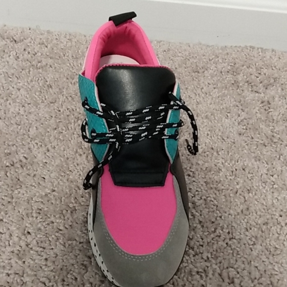 Sneakers - Picture 4 of 4